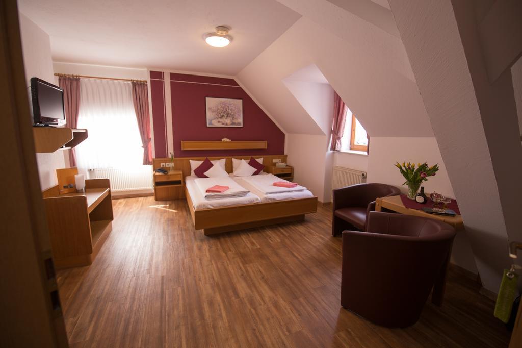 Hotel Garni Zum Hirschen Ипхофен Экстерьер фото